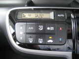 操作性に優れたエアコンスイッチで設定温度をキープし、車内を常に快適な環境に保ってくれます。