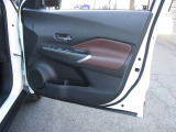 運転席と助手席のドアには500mlのペットボトルが入るドリンクホルダーが有ります。