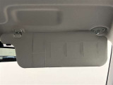 サンバイザ-にカードを収納する事が可能です。