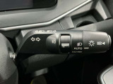 【オートライト】車のセンサーが周囲の明るさを感知し、自動でヘッドライトを点灯・消灯する機能です。この機能は夕暮れ時の交通事故が多い時間帯の安全性を高めてくれます。