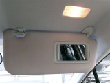 運転席側バニティミラー付きのサンバイザーです。ちょっと鏡を見たい時などに便利な装備です。