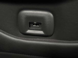 後席にもUSB電源ソケットが装備されており快適にお過ごしいただけます。