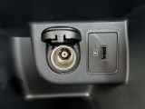 USBポートと12Vソケットが装備されております