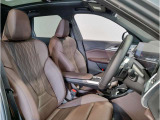 【コックピットシート】BMW車の主役席。車体中央にくる様に配置し車両重心とが一致する事でドライバーと車との一体感あるドライビングを実現。人間工学に基づき形成した形状が長時間のドライブ疲労も軽減します!