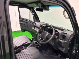 見易い計器類と運転し易いドライビングポジションは、視角も少なく前方&左右の見切りが良く運転し易いクルマです