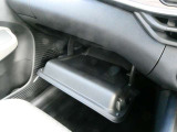 助手席前には車検証の収納に便利なグローブBOXが備わっています。