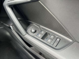 ミラーヒーター、ミラー格納、ミラー調整スイッチ、窓の開閉操作。Audiでは触感開発チームがあり、クリック感は操作する喜びを感じていただけます。