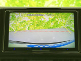 後方の様子を画面で確認しながら駐車できるため、車庫入れや狭い場所での取り回しをサポートします。目安となるガイド表示も備わり、駐車時の確認に役立つ装備です。