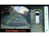 車を上から見下ろした視点で駐車をサポートするパノラマビューを搭載。運転席から確認しにくい車両周囲の状況を確認できます。