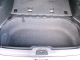 リアアンダーボックスは深く大容量でいろんな荷物が収納出来ます。