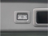 【パワーバックドア】スマートキーや運転席のボタンを押すだけでリアゲートが自動で開閉します。両手に荷物を持っている時や高い位置のバックドアを閉める際に便利な機能です。