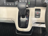 自然に手が届く距離に配置されたシフトレバー。