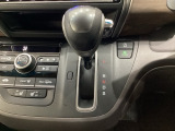CVT車のセレクトレバーです。低速から高速まで、変速ショックのないスムーズな走りを実現するとともに、エンジン効率のよい領域を維持することで燃費にも貢献します。