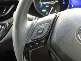 ステアリングスイッチで運転中も操作可能