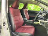 赤系のシートが車内のアクセントとなり、前席には身体を包み込むような形状が採用されています。座面や背もたれにゆとりを感じられ、運転席と助手席で落ち着いて過ごせる空間です。