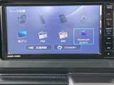 地デジやFM・AMのほか、Bluetooth AUDIOなど複数の音源を画面から選択できます。利用したいソースを確認しやすく、その日の気分や状況に合わせた車内の音楽選びに便利です。