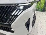 【LEDヘッドライト】悪天候や夜間走行時も良好な視界を確保し安心して運転できる高輝度LEDヘッドライトを装備!点灯速度が早く、消費電力も抑えられています。