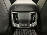 アクセサリーソケットや、携帯の充電などに便利な充電用USBポート(USB Type-C)を装備!車内にあると便利なアイテムのひとつですね(センタコンソールリヤ部)