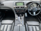 BMWのステアリングのリムは、一般的なものより少し太めにデザインされています。 これはタイヤやステアリングシャフトなどを介して伝わる路面からの入力を、しっかりと把握するためです。