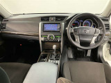 運転席の画像です。足元やシートまわりに余裕があり、リラックスした姿勢で運転が可能です。視界も良好で操作系へのアクセスもしやすく、快適で安心感のあるドライブをサポートします。