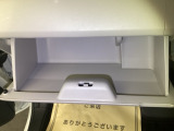 【グローボックス】助手席の前にあるグローボックスです。小物の収納に便利です。