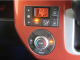 オートエアコンが付いています!1年中快適な室内を提供。車内温度を設定すると風量を自動で調整してくれます。