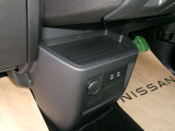 小物入れも各所にあります。Cタイプ充電ポートも運転席そばにあります。