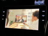 テレビ番組を大きく表示できる画面を備えています。お出かけの待ち時間など、停車中に映像を楽しみたい場面で活用でき、画面上の表示も見やすく、車内で過ごす時間をより快適に過ごせます。