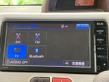 オーディオのソース選択画面では、AMやFM、テレビ、Bluetoothなどの項目を確認できます。使いたい音源を画面から選べる構成で、音楽やラジオを楽しみたい日常の移動にも便利です。