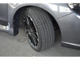 タイヤサイズは225/45R18です。