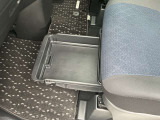助手席の下にも収納スペースがありますのでいろいろと収納ができてとても便利ですね。