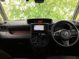 運転席まわりは視界が広く、メーターやセンターディスプレイを確認しやすい配置です。落ち着いた色合いの室内で、前席に座る方もゆったり過ごせる空間が広がります。