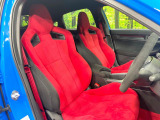 【専用スポーツシート】ホールド性に優れ、カーブ時の体が流れを抑制してくれます。また、体にフィットするから腰や背中が疲れにくく、ロングドライブや高速走行でも快適にお過ごしいただけます♪