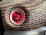 キーを回さず、ワンプッシュでエンジンのスタートストップが出来ます。ゲームやレーシングカーの感覚です。