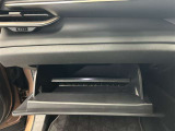 ちょっとしたところは収納ボックスにもなっています。車内はサイズも決まっているので、収納が少ないと思っているアナタ!ご安心ください。さまざまなところに収納が隠れているんです♪