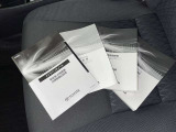 メンテナンスノート、取扱説明書です。 その車の整備記録が事細やかに記録されています。 車が生まれてから今までどのような道を歩んできたのか判るとても重要な物ですよ。