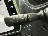 レバー上の表示から各種機能を確認しやすく、運転席で必要な操作系を把握しやすい設計です。手元に配置されているため、天候の変化に合わせて視界を確保したい場面でも役立ちます。