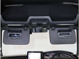 運転席、助手席用ミラーです。サンバイザーにはバニティーミラー付が付いているので身だしなみチェックできますよ!また、駐車券などを挟めるスペースもあるのでとても便利です!
