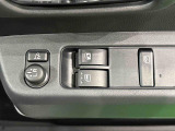 運転席側にはリモコンドアミラースイッチ。前席にはパワーウィンドー装備。運転席は挟み込み防止機能付き。