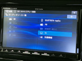 音源を一覧から選べるメニュー画面で、ラジオやディスク、Bluetoothなど複数の項目が並びます。目的の音源を確認しやすく、気分やシーンに合わせて使い分けられる装備です。