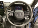 オーディオのチャンネル変更やボリュームなどの操作スイッチの他に、レフトセレクターホイールがついています。中央部を指先で上下に動かすことで、マルチインフォメーション・ディスプレイの各表示が確認できます。