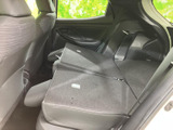後席を倒すと荷室側までフラットに近い空間が広がり、長さのある荷物も積みやすくなります。用途に応じて座席をアレンジでき、日常の荷物から大きな荷物まで対応します。