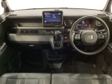 車内は光触媒抗菌消臭施工済です。インパネ周りはスタイリッシュなデザインで機能や装備も充実しています。グローブボックスやカップホルダーのほかにトレーなどたくさんの収納スペースが付いています。