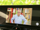 停車中にテレビ番組を視聴でき、待ち時間などを車内で過ごす際に便利です。画面に映像が表示され、気分転換にも役立つ装備。運転中は視聴せず、安全に配慮してご利用ください。