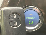 【スマートキー】カバンやポケットに入れたままでもドアの施錠・解錠が可能なスマートキーを装備。エンジンのオン・オフ時もカギを取り出す必要が無いからとっても便利です♪