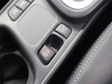 「HOLD」スイッチを押し、システムONの状態にしておくことで、渋滞や信号待ちなどでブレーキを踏んで停車した時にブレーキを保持。アクセルを踏むと解除されます。
