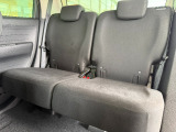 2列目にご乗車の方もゆったり足が組める驚きの広さです。