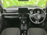 前席からはフロントガラス越しに広く前方を見渡せ、運転席まわりも視線を移しやすい配置です。左右のシートや足元にもゆとりがあり、落ち着いて過ごせる空間です。
