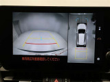 パノラミックビューモニターを装備。駐車場や交差点でクルマを真上から見るように周囲を確認できます。機能の詳細は販売店スタッフまでおたずねください。