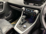 操作しやすいATシフトです♪シフトチェンジを気にしなくていいので運転だけに集中できますね!自然と手に届くところにある、手になじむ形状のシフトノブがいいですね♪